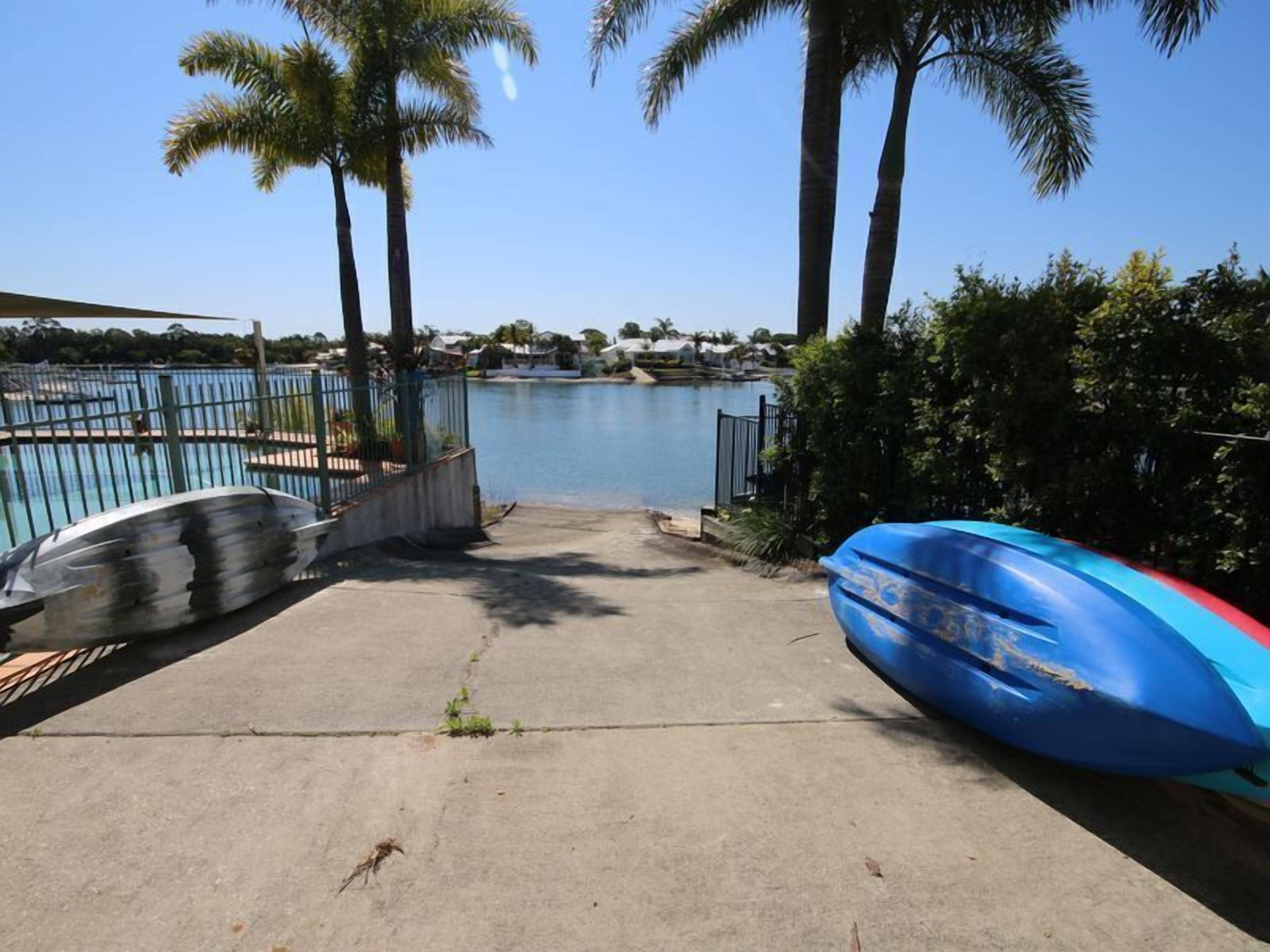 Bayz Maroochy Waters. Pet Friendly Stunning Sunshine Coast property with kayaks