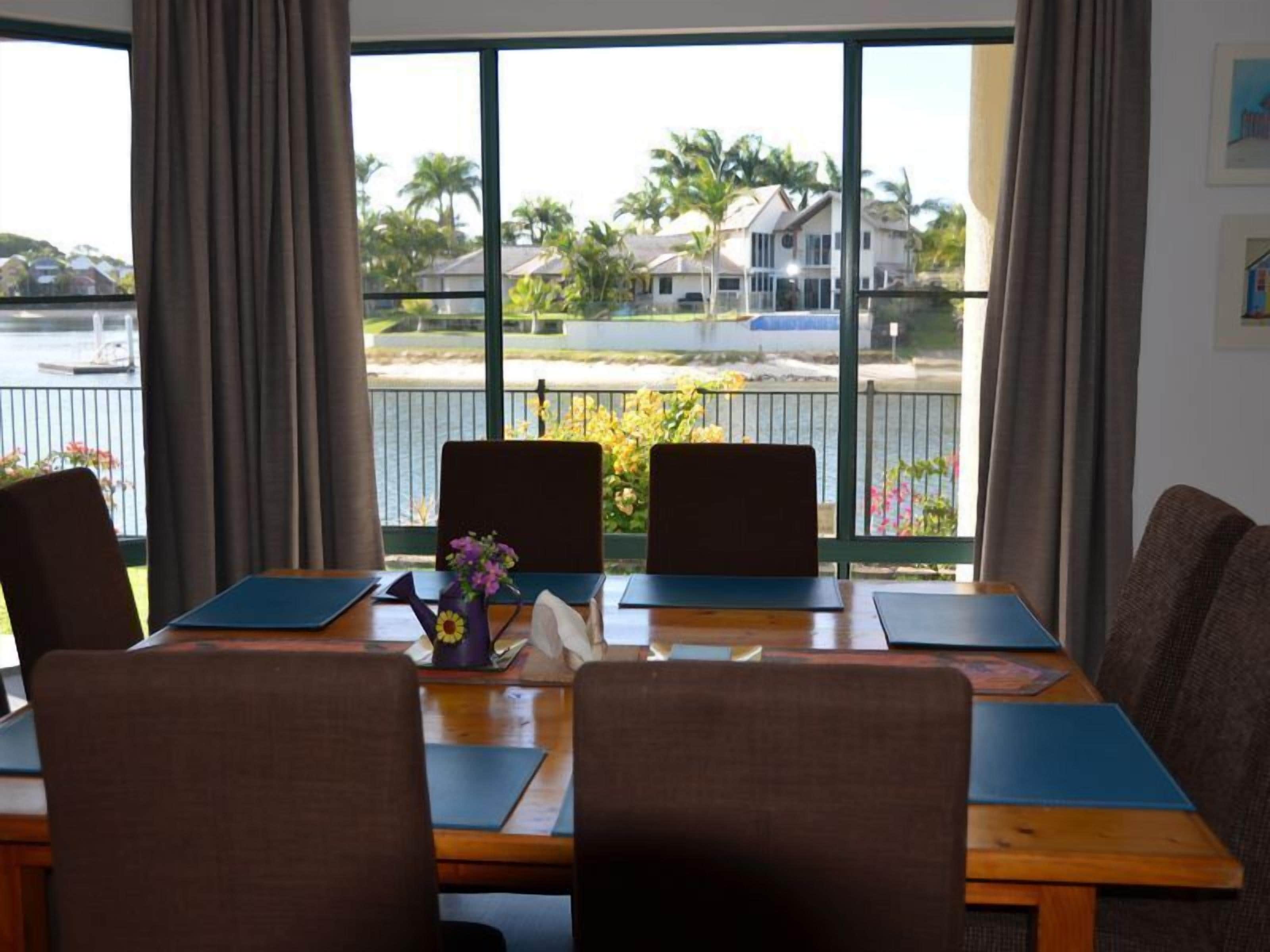 Bayz Maroochy Waters. Pet Friendly Stunning Sunshine Coast property with kayaks