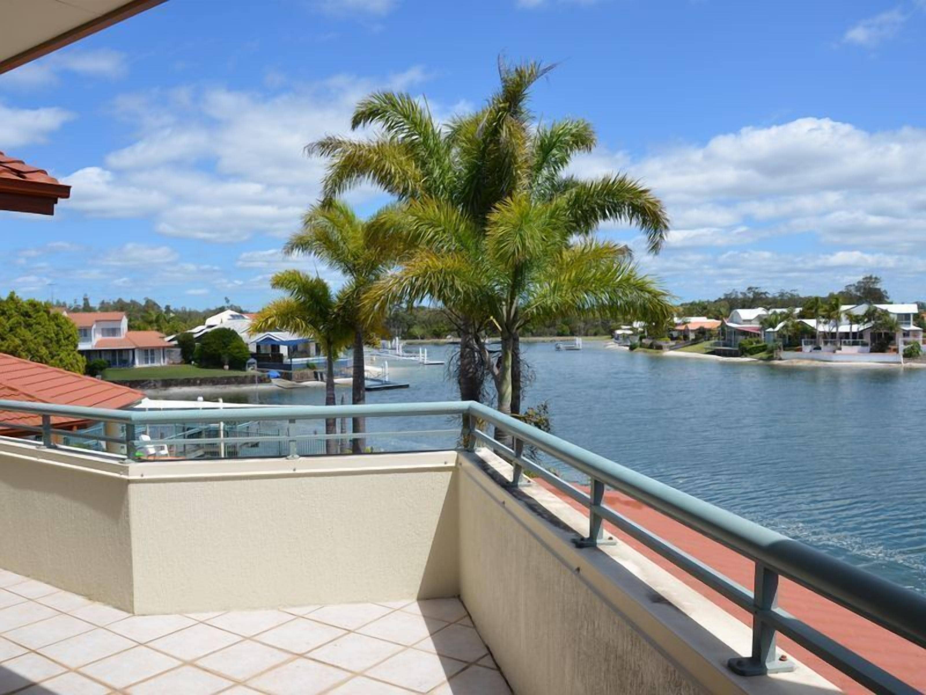 Bayz Maroochy Waters. Pet Friendly Stunning Sunshine Coast property with kayaks