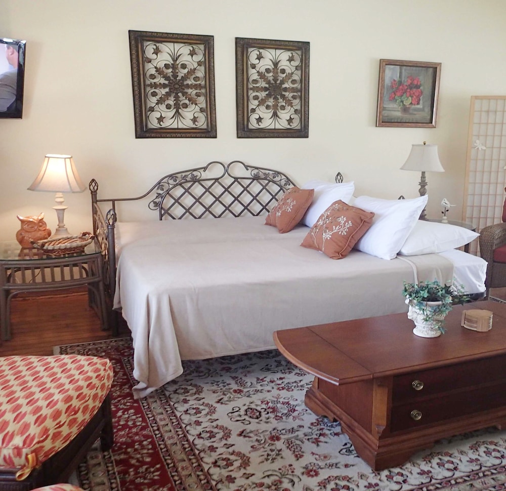 SHADEY ACRES HEATED POOL/SPA FAST WIFI PET FRIENDLY ECORETREAT NEAR