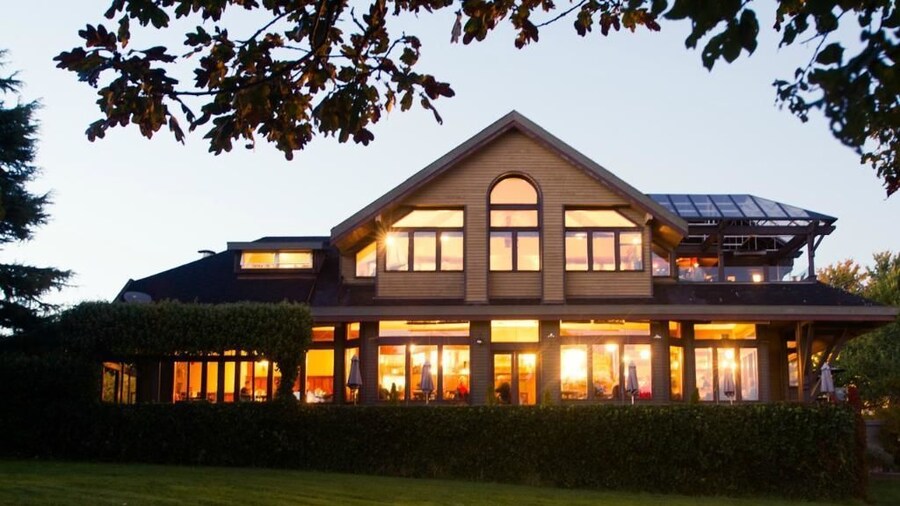 Spinnakers Brewpub & Guesthouses