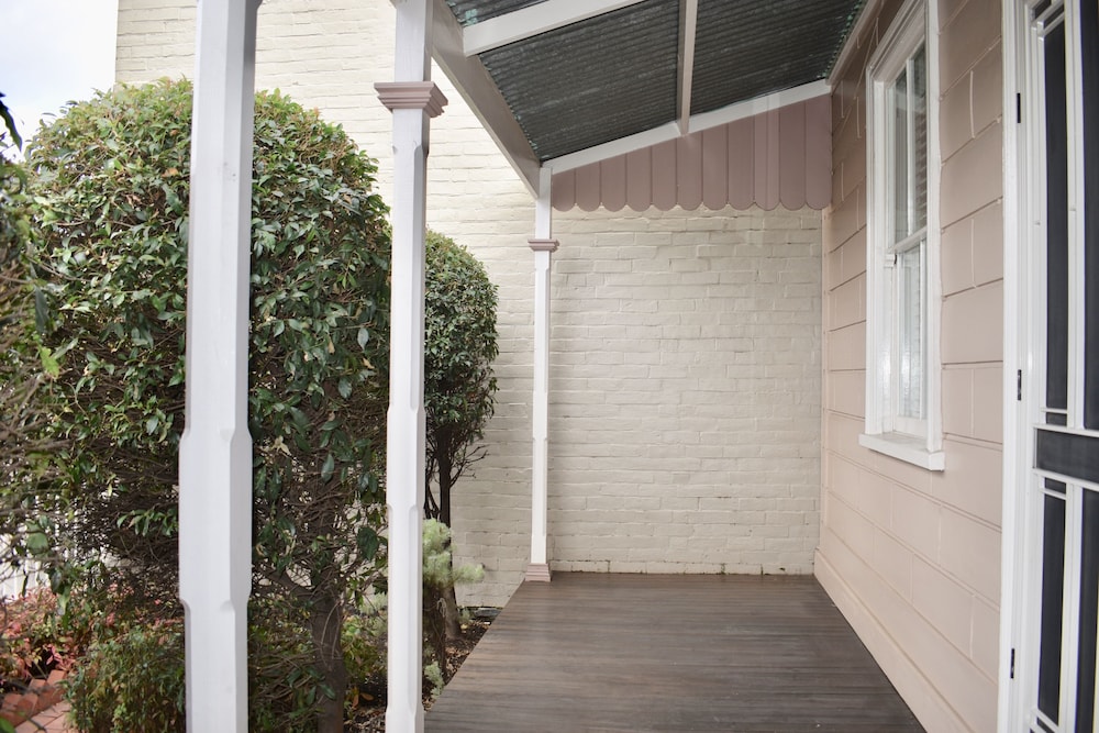 Barnard St Cottage