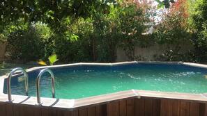 Piscine extérieure, parasols de plage, chaises longues