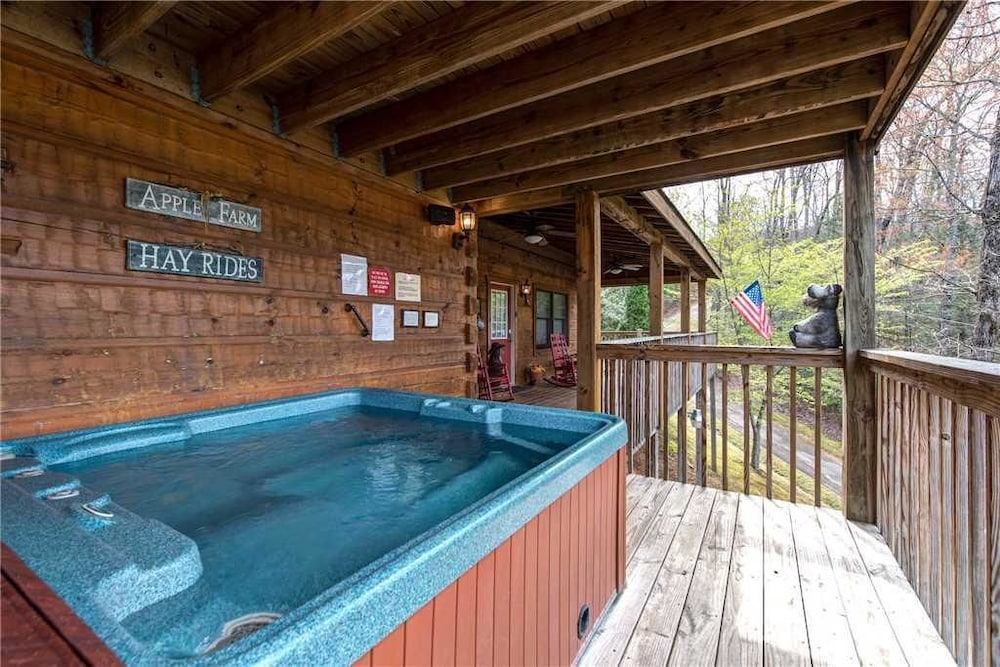 Lazy Cub Lodge Three Bedroom Cabin In Pigeon Forge Cheap Hotel