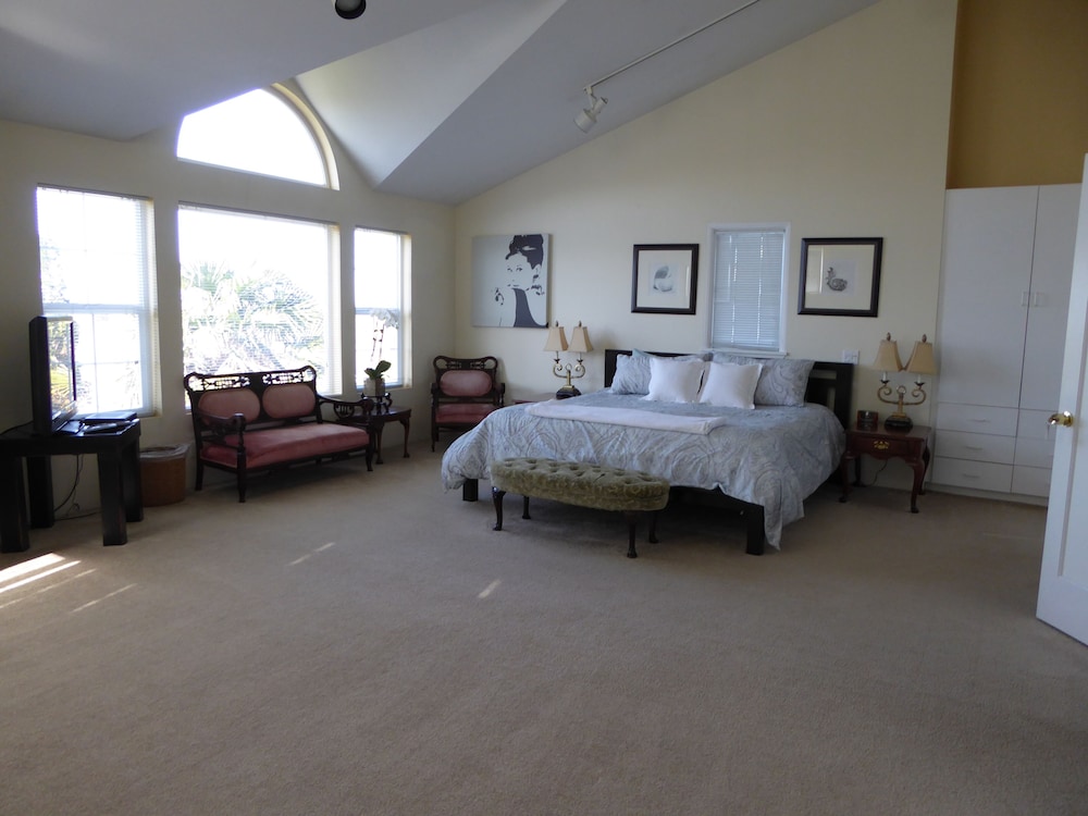 Elegant University of Oregon Villa with Mountain Views and Deck, Pet