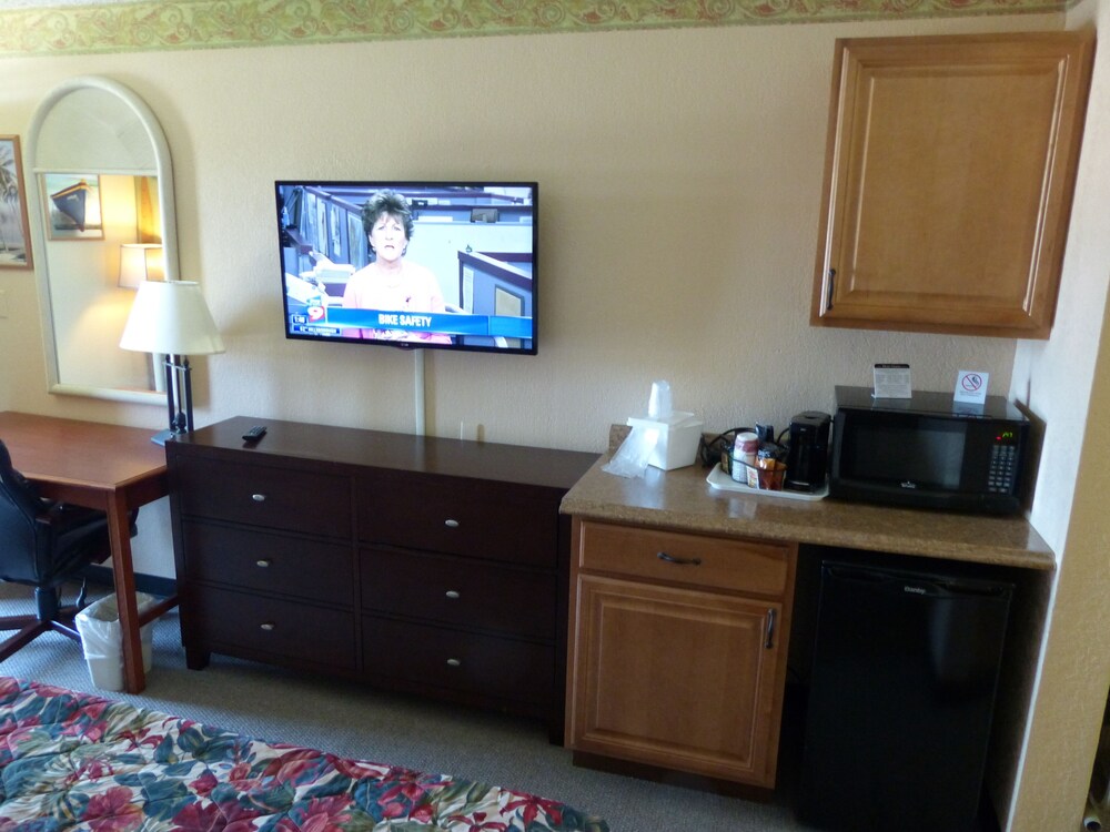 SARASOTA Waterfront hotel Room KING BED 215 ON SARA BAY 7150 N