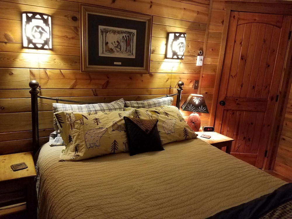 Lemmon Lodge Waterside retreat, great lake and mountain views, close