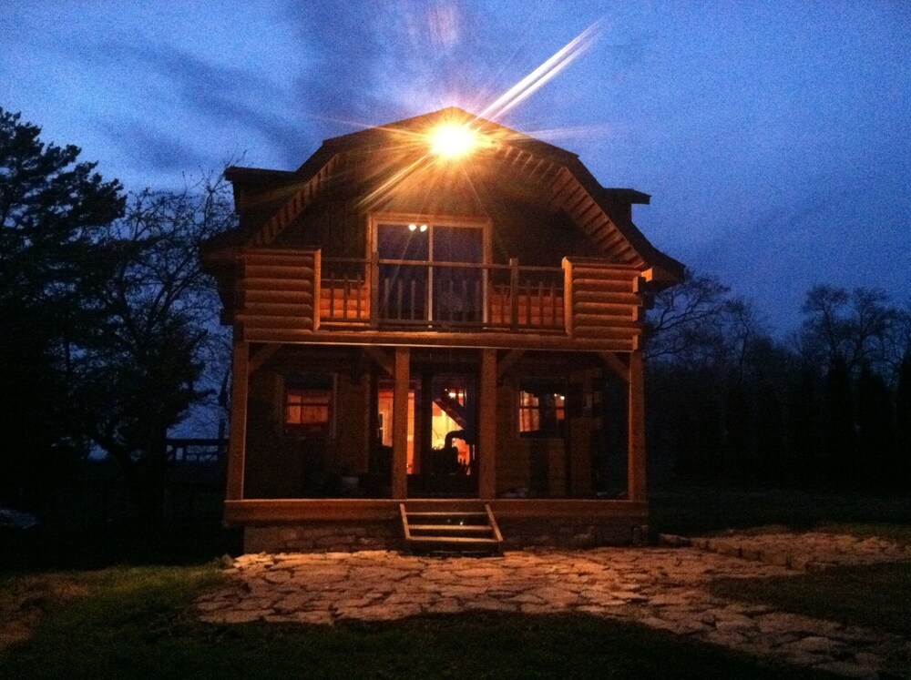 Heritage Hideaway- Secluded Log Cabin