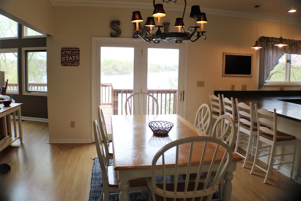 Newly renovated 5 bedroom Lakefront House on Smith Mountain Lake