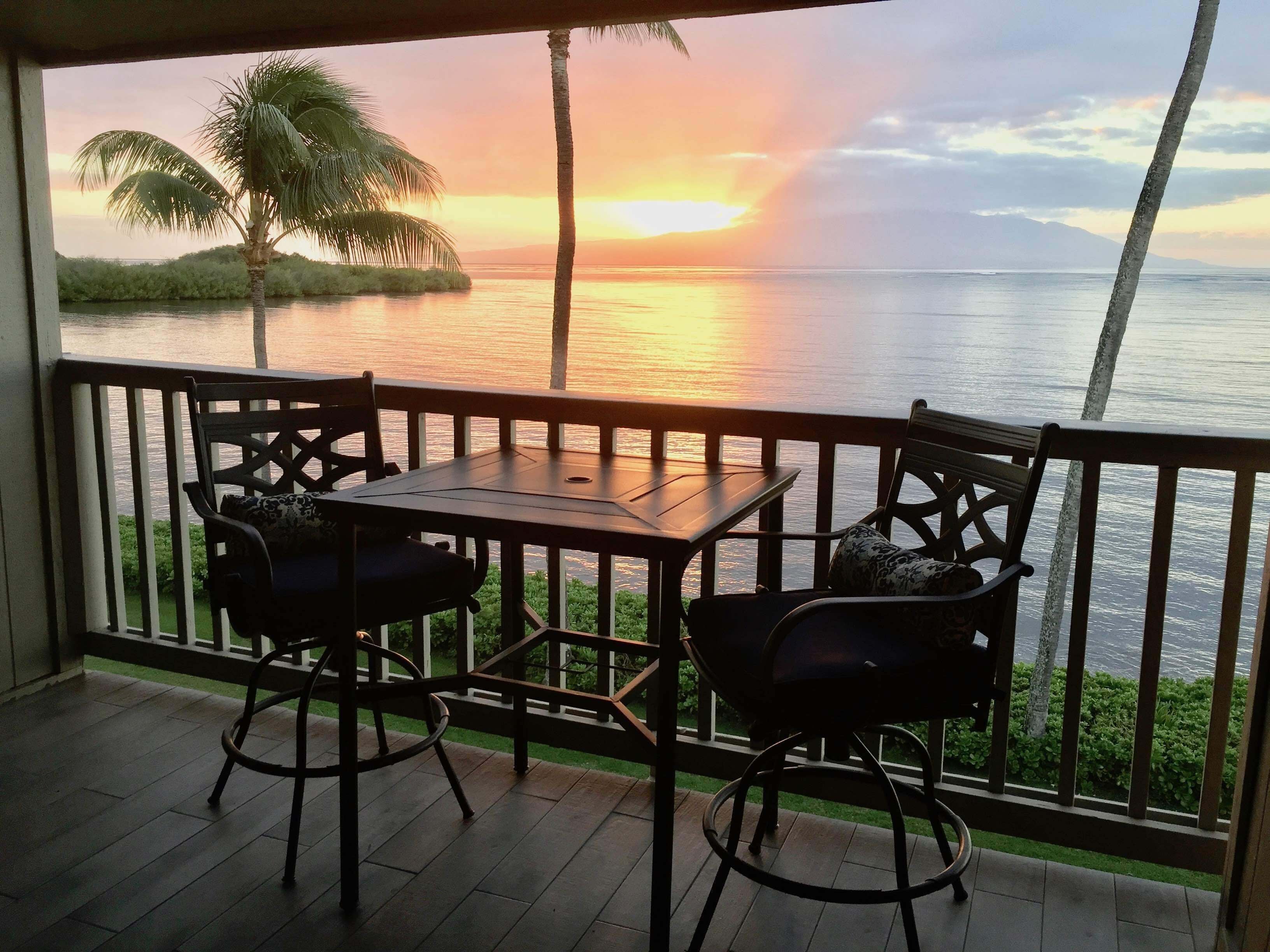 'aloha Kai' Oceanfront on Molokai, Top Floor, Modern, Peaceful Comfort, Pool in Kaunakakai, United States