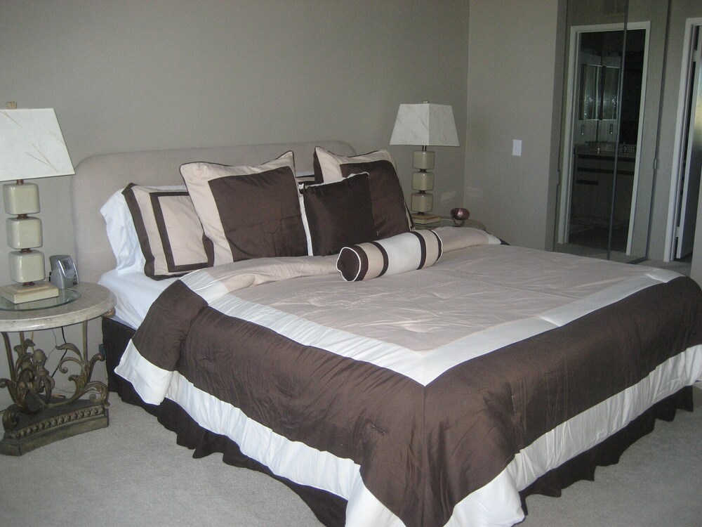 Charming and Contemporary 5 Star PGA West Condo Stadium on11th Tee Box