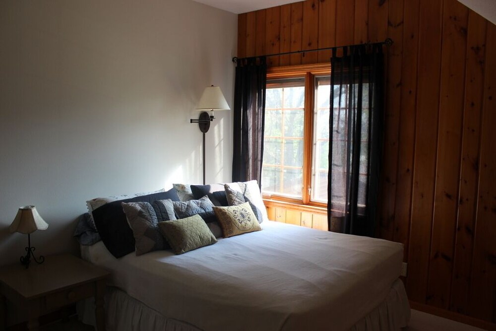 Luxurious handicapped accessible Home on Crystal Clear Green Lake in