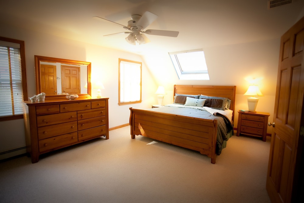 Newly constructed Edgartown home with AC, and new furniture , on the