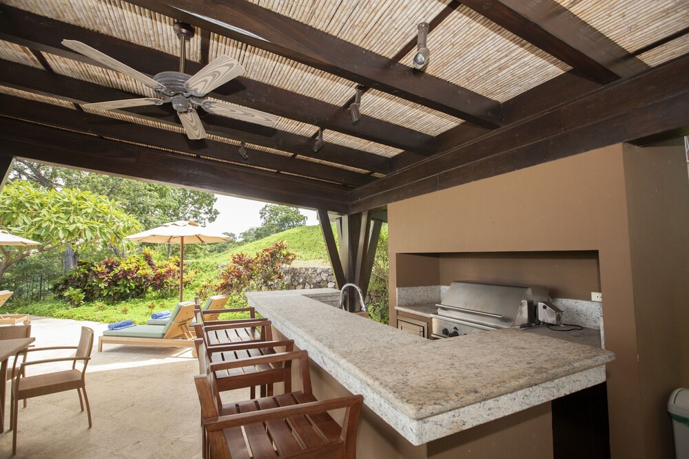 Oceanview, fully equipped luxury condo located inside Peninsula