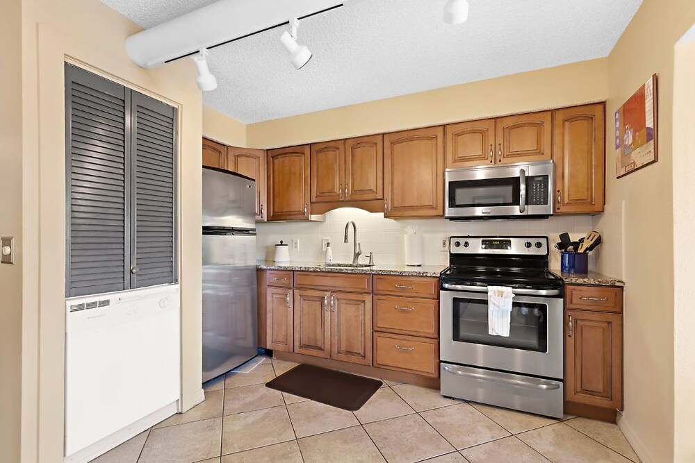 Captain's Quarters Capt. Kirk Unit FREE BOAT with Rental! Deals