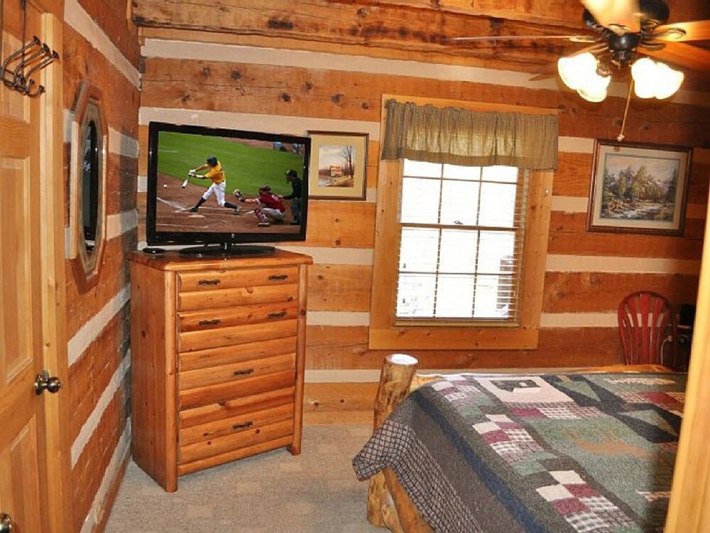 Secluded Log Cabin 4Bedroom. Pet Friendly! 5 Miles to Park 15 Miles To