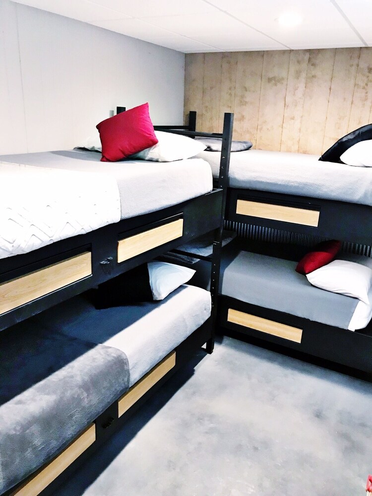 🌟Lake Front unit ready 4 you! 🌟 sleeps 12 in beds, w/king bed, WiFi