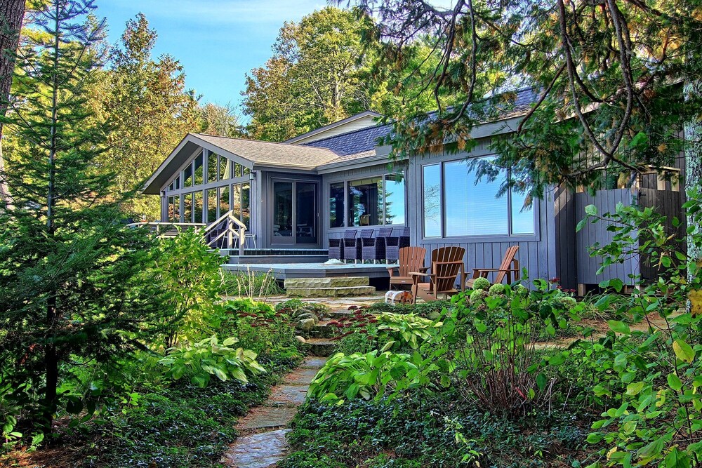 PURE LAKE MICHIGAN COTTAGE GETAWAY