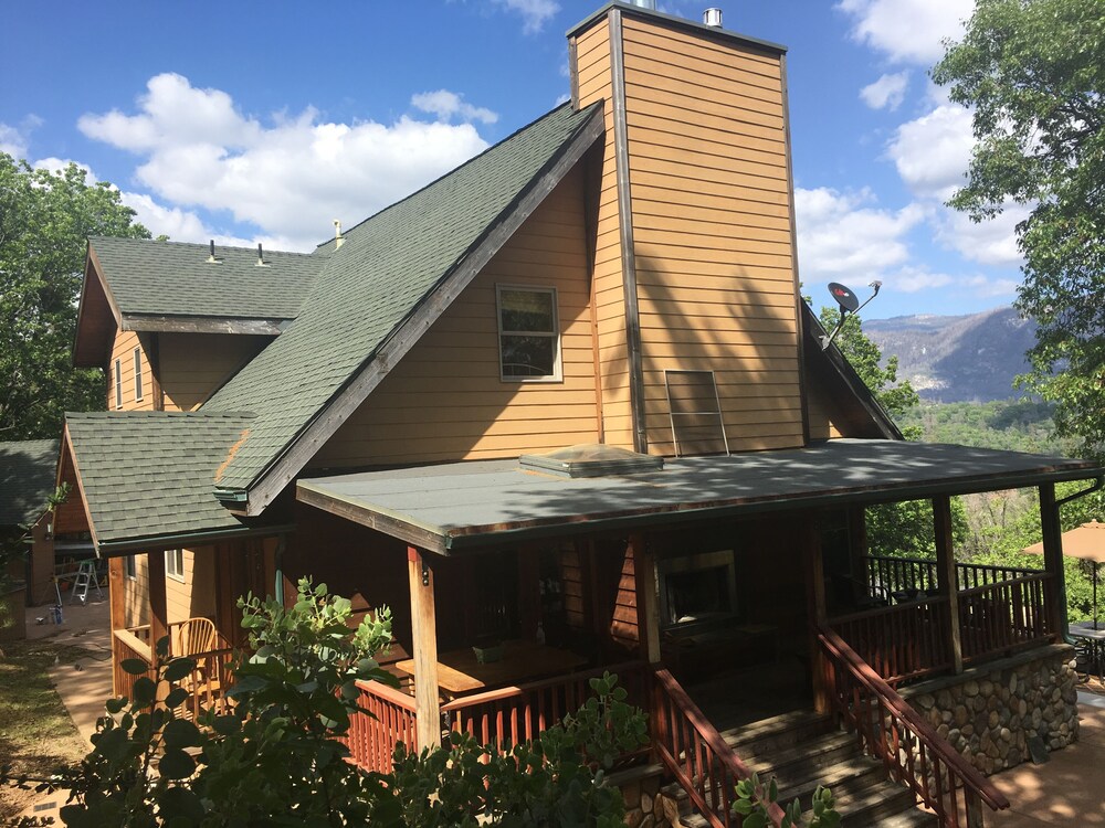  Custom Home with Spectacular Mountain Views and Separate  Cabin on property