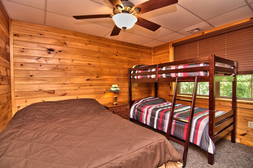 5BR 3BA Cabin SLPS 16, Great For Bachelor Parties/Reunions, Free Linens