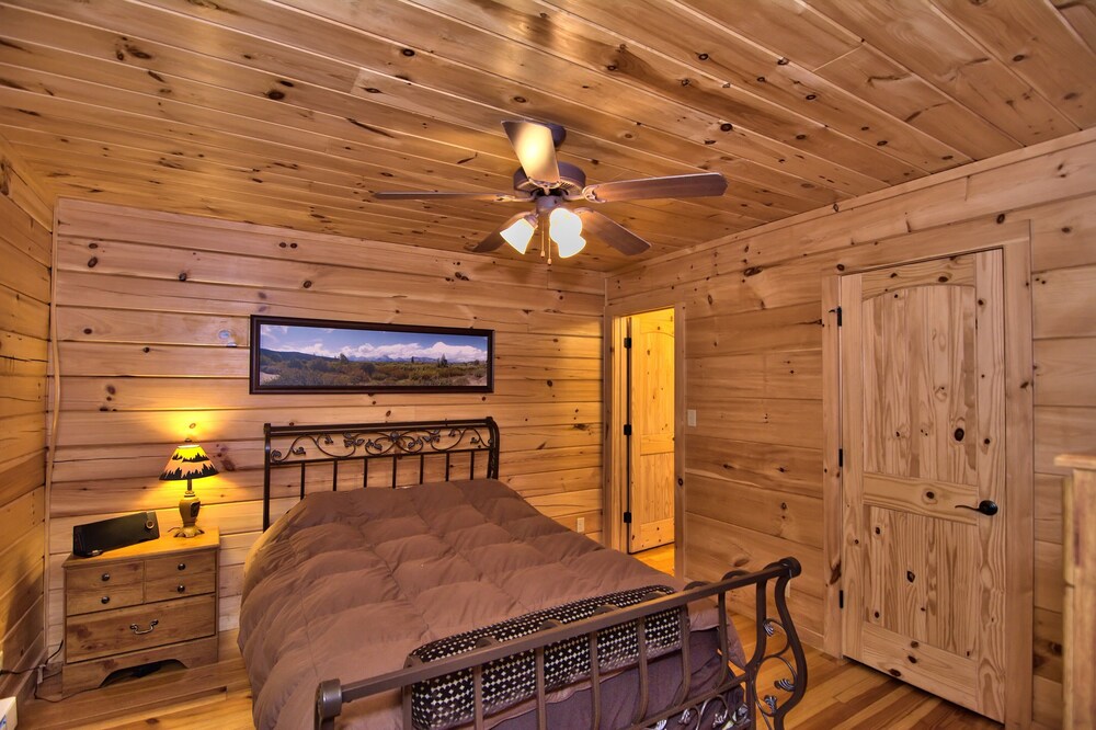 5BR 3BA Cabin SLPS 16, Great For Bachelor Parties/Reunions, Free Linens
