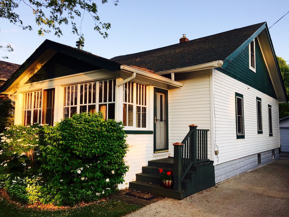 Adorable Beach Bungalow. 1 Block from Town!