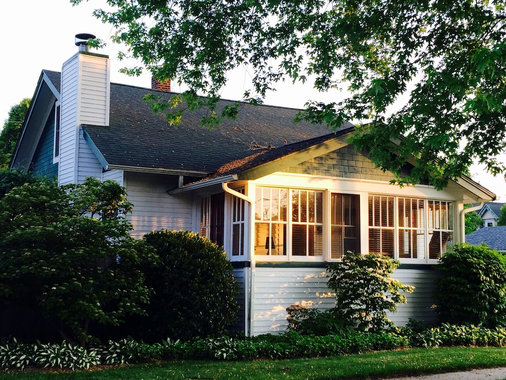 Adorable Beach Bungalow. 1 Block from Town!