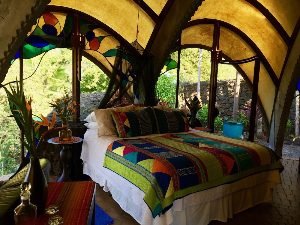 The Onion House Charming Ocean View Condo with Deck and Pool