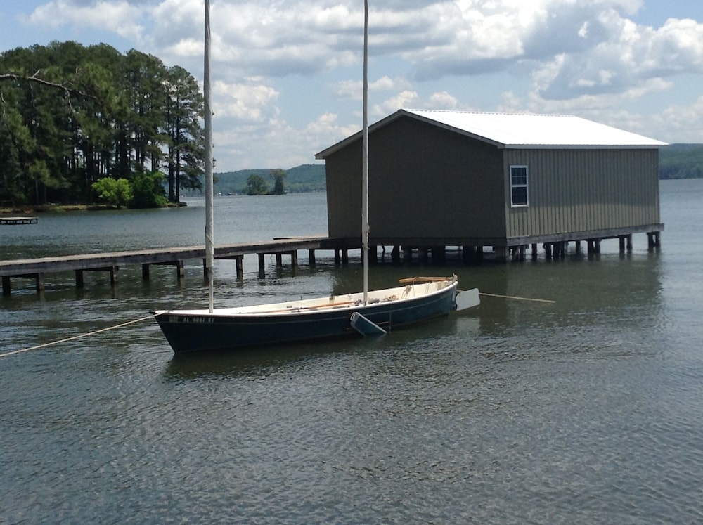 Cozy cabin on Lake Guntersville, Alabama in Guntersville Best Rates