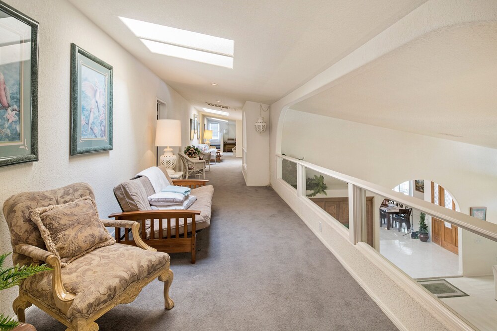 8 K SIZE BEDS, 8 FULL SIZE FUTONS Bermuda Dunes Vrbo