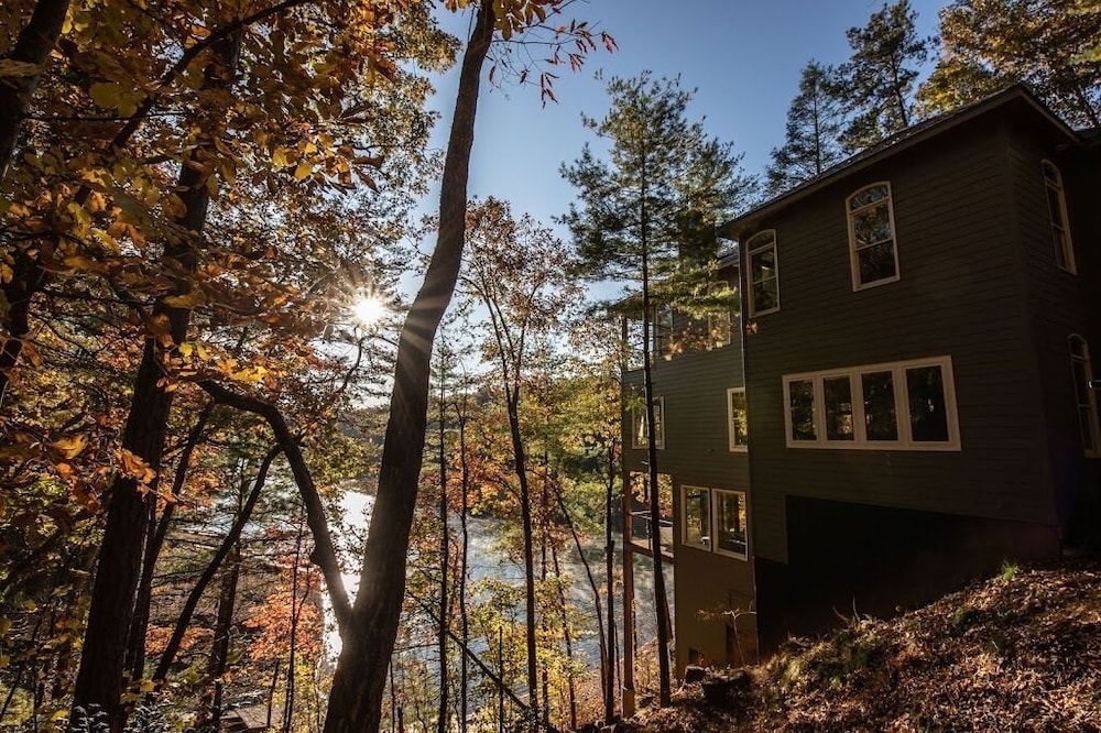 Lakefront House on Lake Hiwassee Bear Paw Murphy NC 4 BR/4+BA