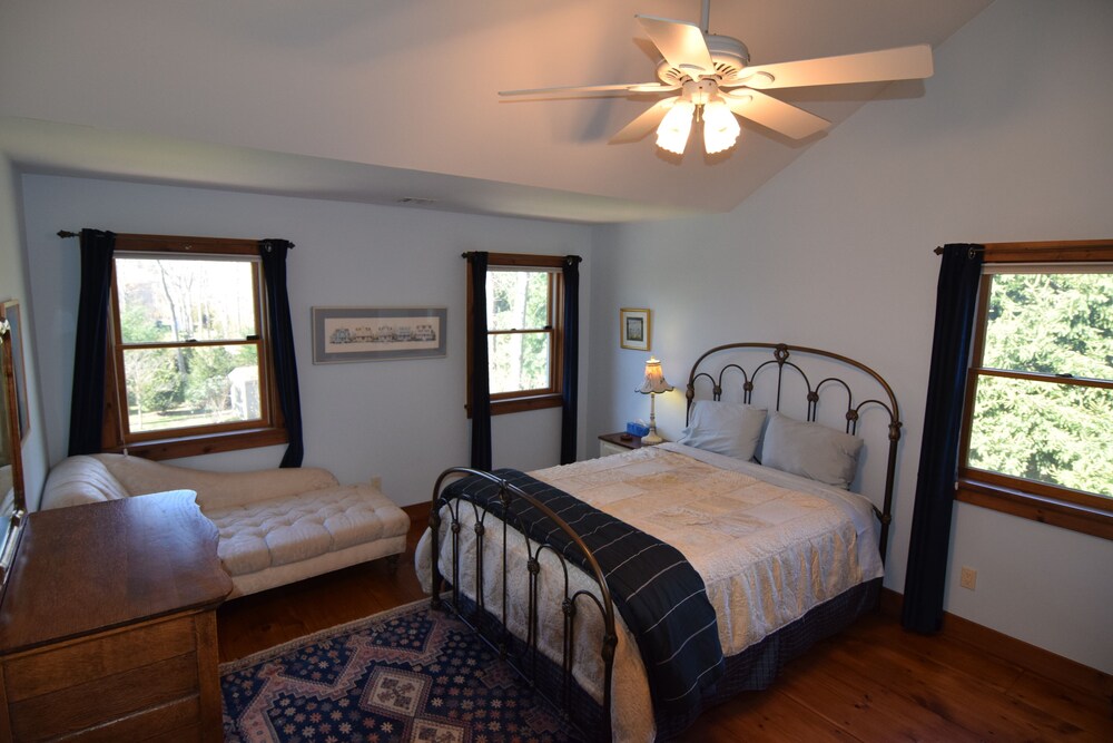 5 bedroom with 2 Master Suites, pool/hot tub/Gym in finished basement