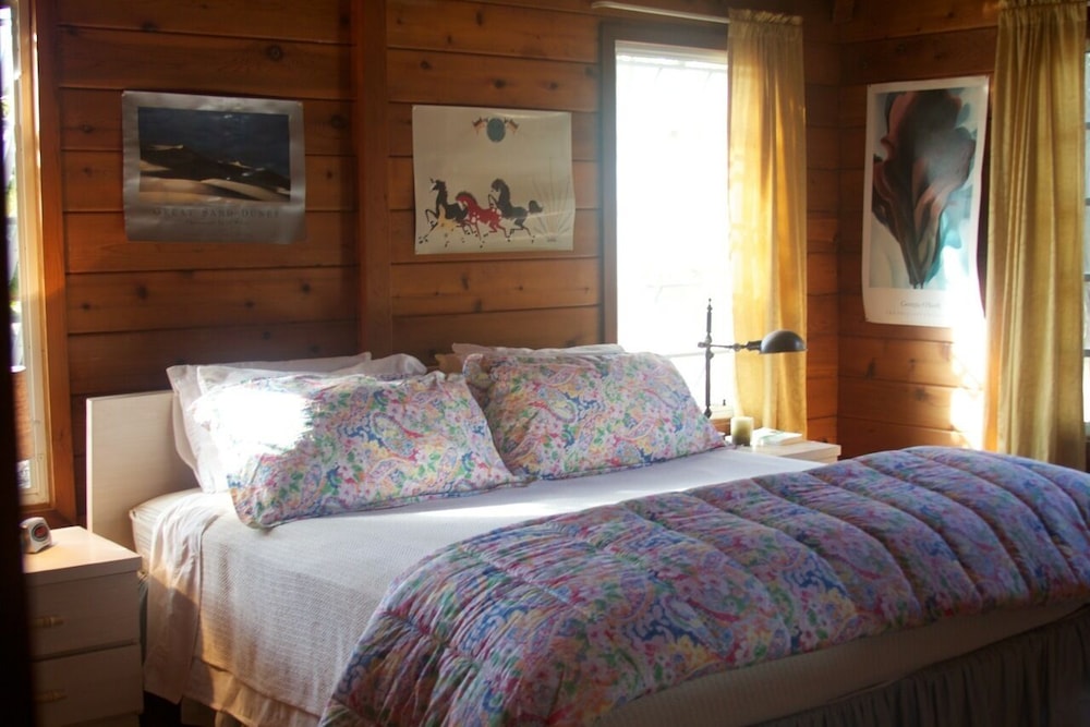 Harbour Island, Bahamas, Walk to Pink Sand Beach Dunmore