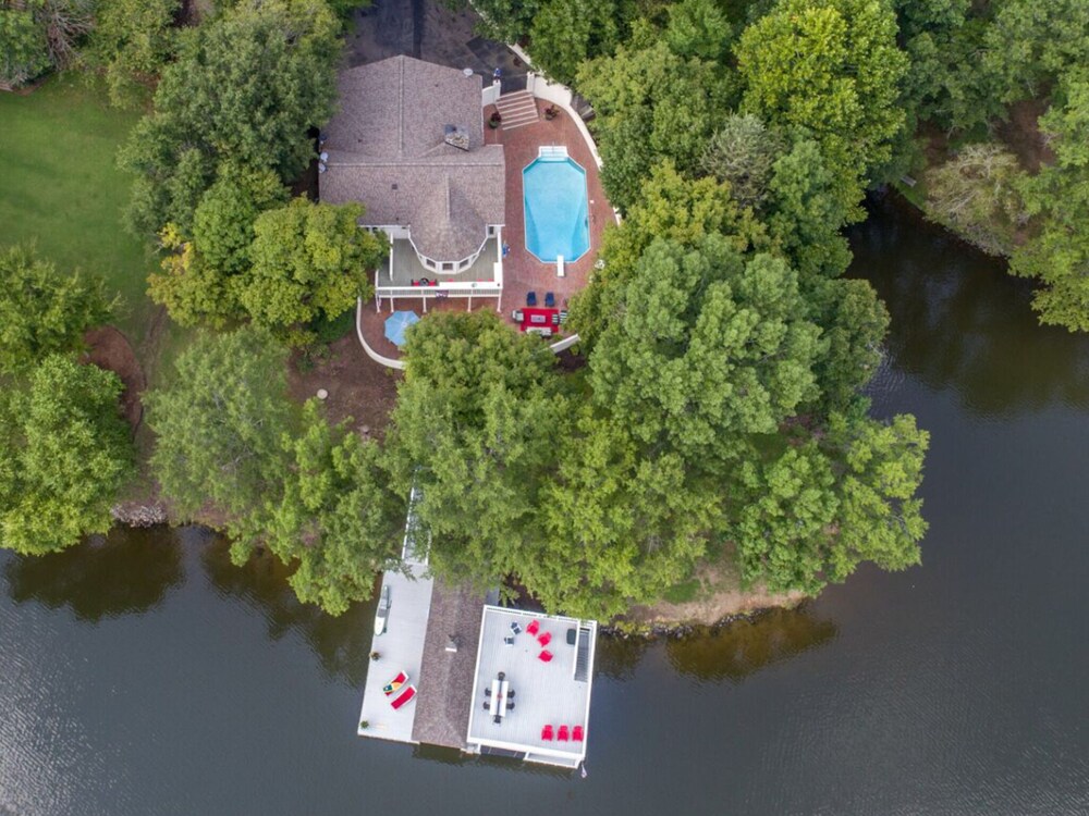 Hyco lake with pool , huge views, X large boathouse, Leasburg Vrbo
