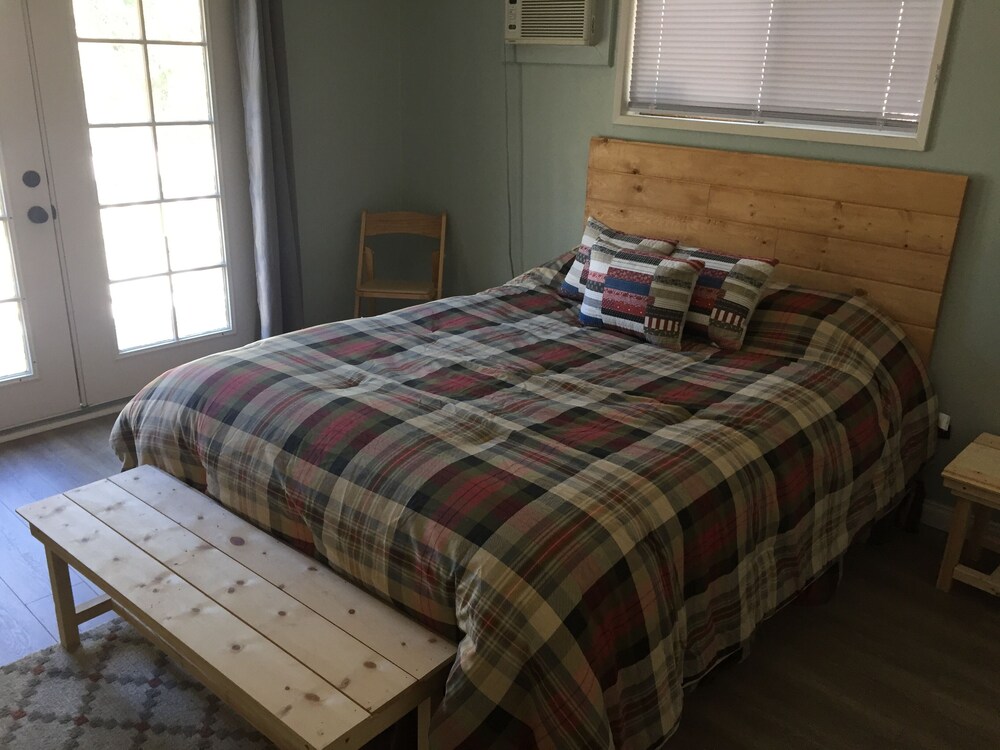 Cozy PetFriendly Cabin Retreat with Balcony and AC Wofford Heights