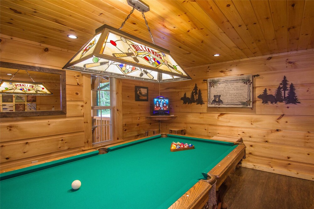  Get Away in a 2 Bedroom Cabin - Hot Tub, Wood Fire Pit, Pool Table