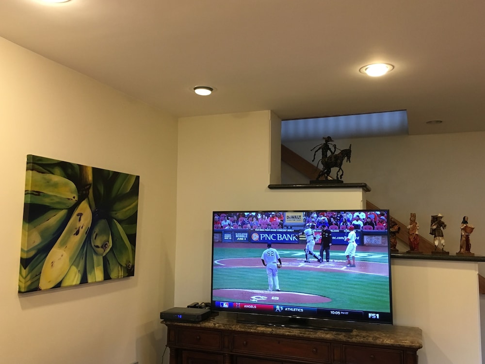 'Luxury' Waterfront Home 30 Minutes from Downtown Saratoga Fulton