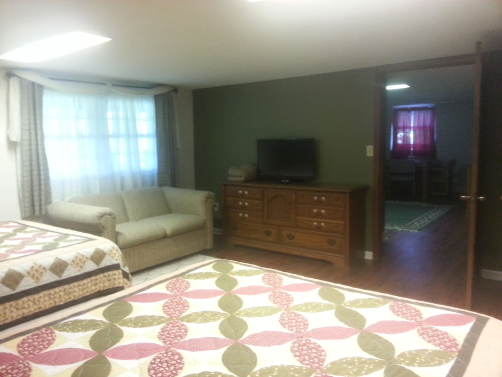 Boone Lake Bungalow.  Cozy, Comfortable and Convenient.