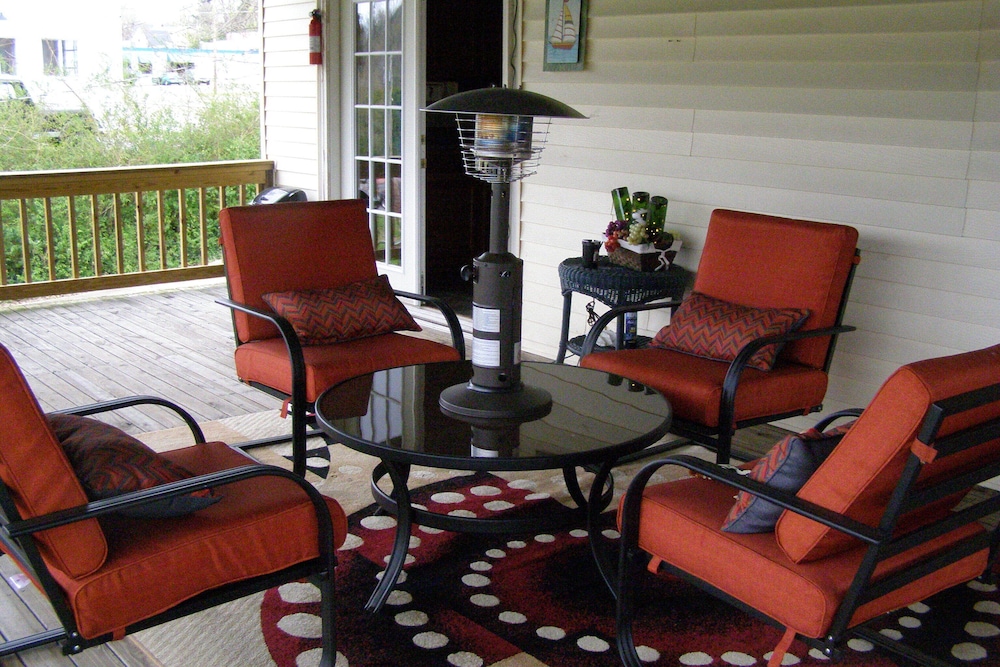 Boone Lake Bungalow.  Cozy, Comfortable and Convenient.