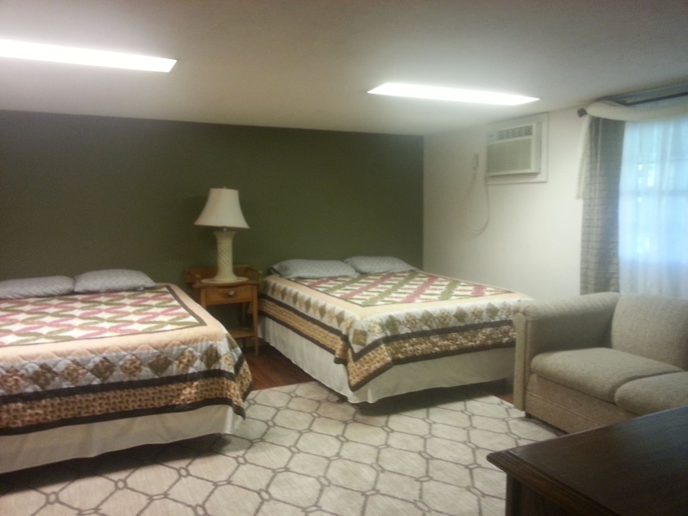 Boone Lake Bungalow.  Cozy, Comfortable and Convenient.