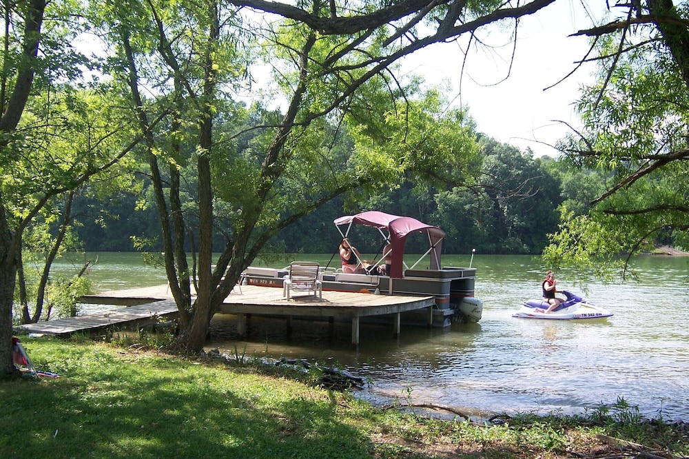 Boone Lake Bungalow.  Cozy, Comfortable and Convenient.