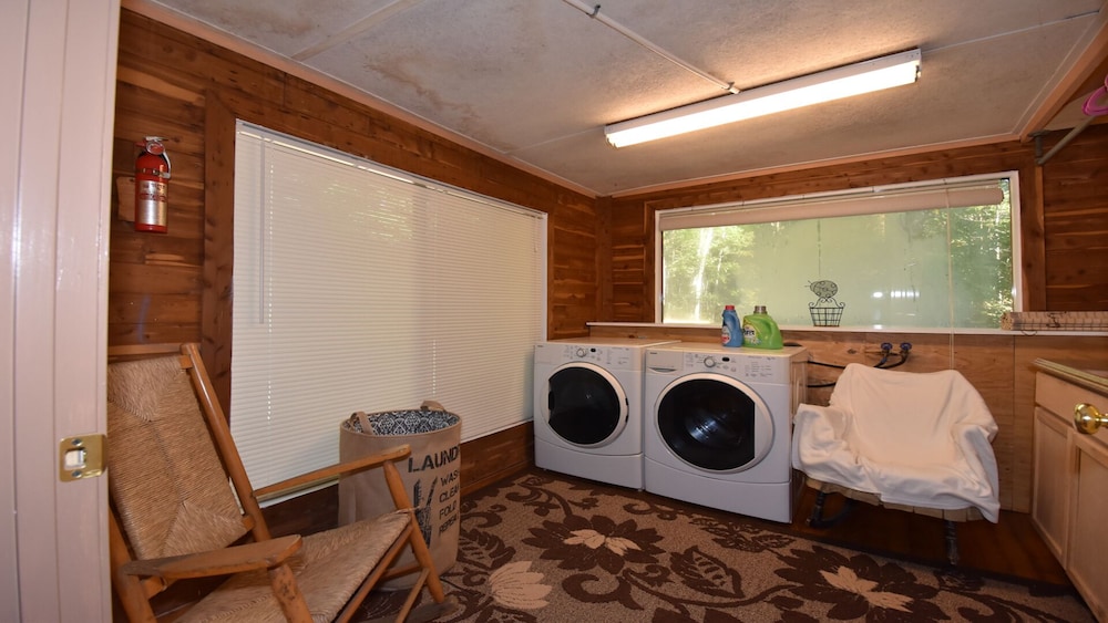 Log Cabin Wood Burning Fireplace Hot Tub Pool Pet Friendly