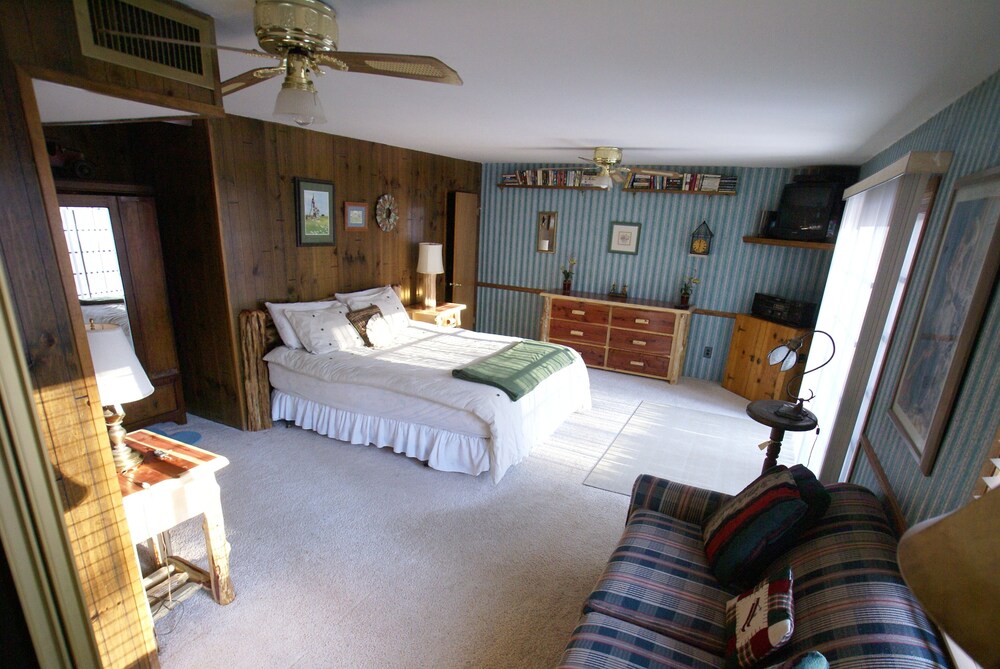 The Getaway Chalet - 3bd, 2ba, Spacious and Nicely Decorated Home Backs to Fores