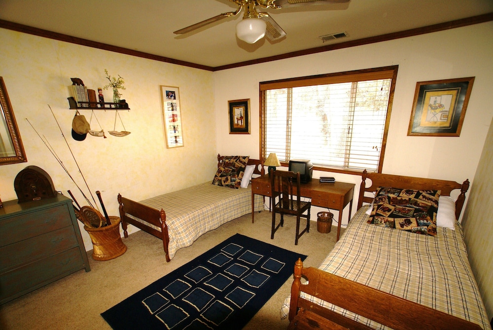 The Getaway Chalet - 3bd, 2ba, Spacious and Nicely Decorated Home Backs to Fores