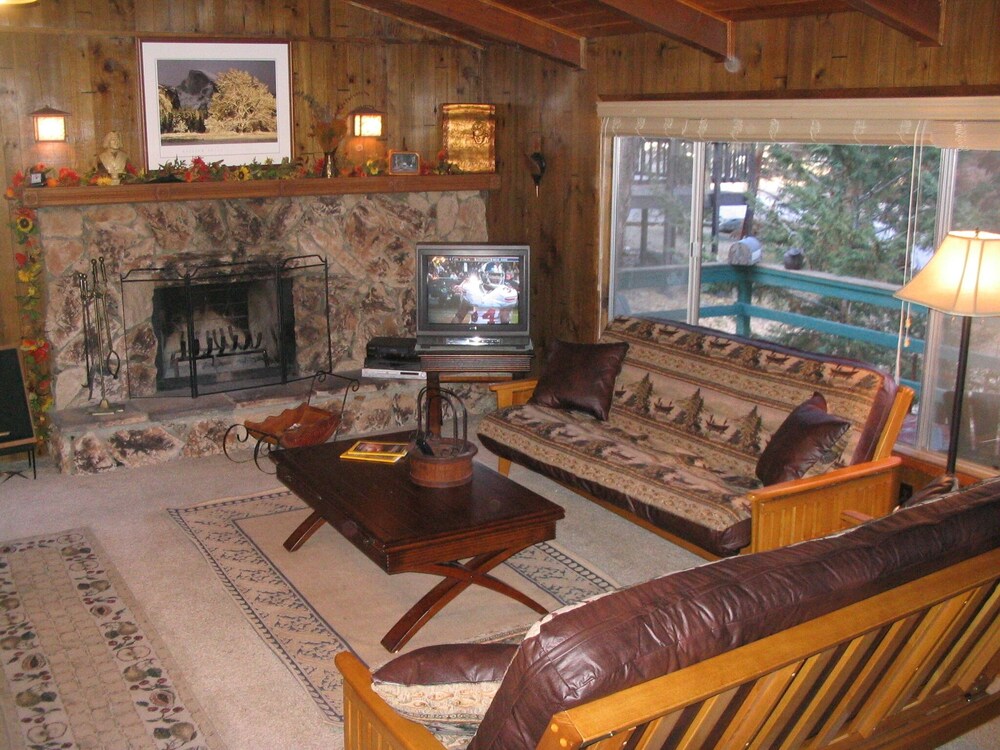 The Getaway Chalet - 3bd, 2ba, Spacious and Nicely Decorated Home Backs to Fores