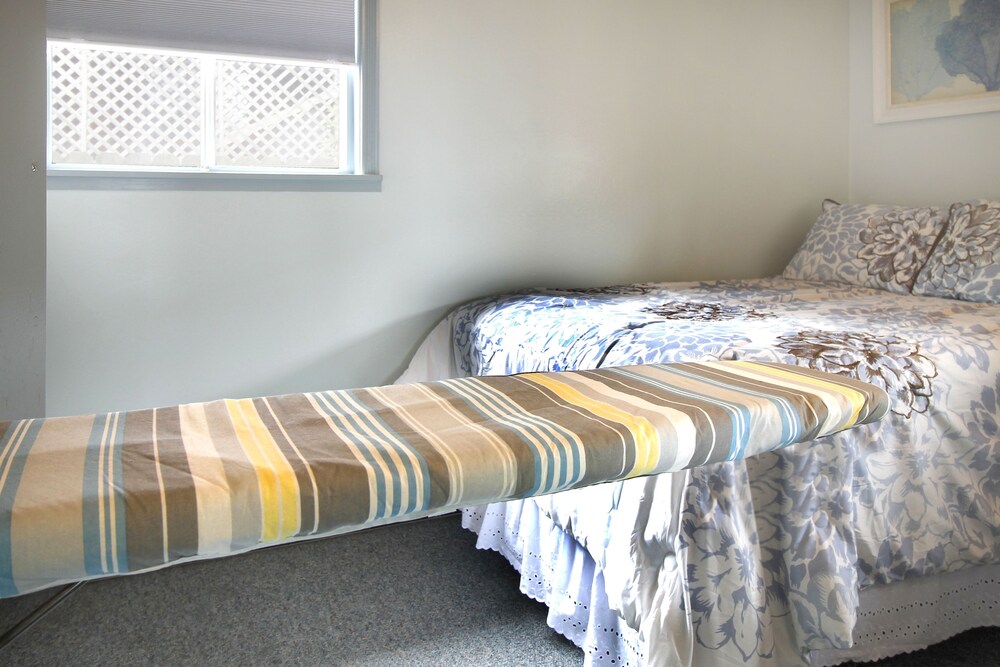 Comfortable Cottage located a block walk to the beach