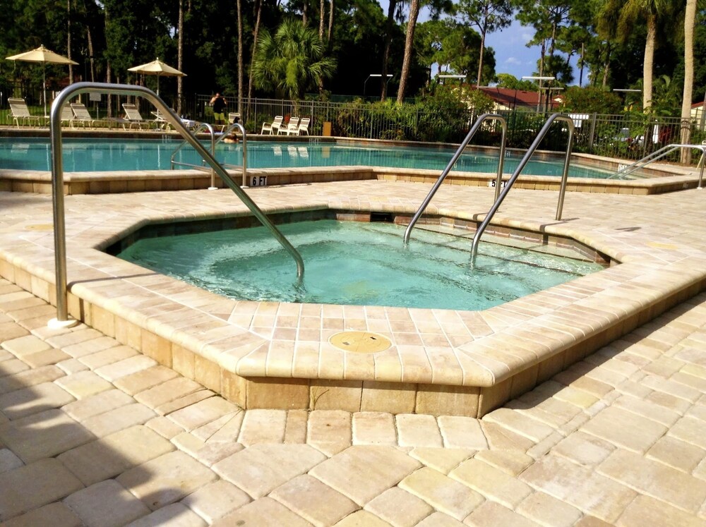 WINTER-SEASON SPECIAL!!! 2/2 VILLA ON SALE! 2 BR, 2 BA, Heated pool and Jacuzzi!