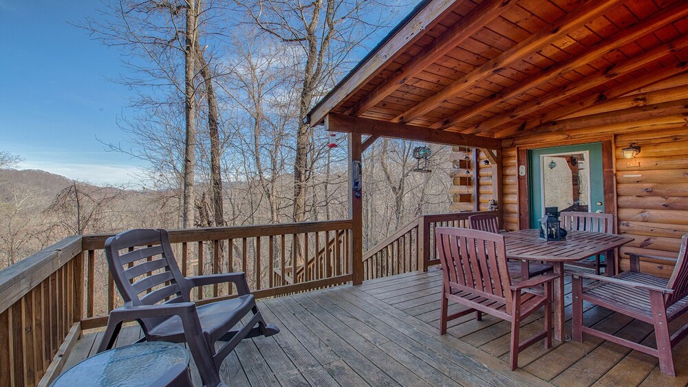 Bearadise-Charming 3/3 Cabin with Views and Hot Tub