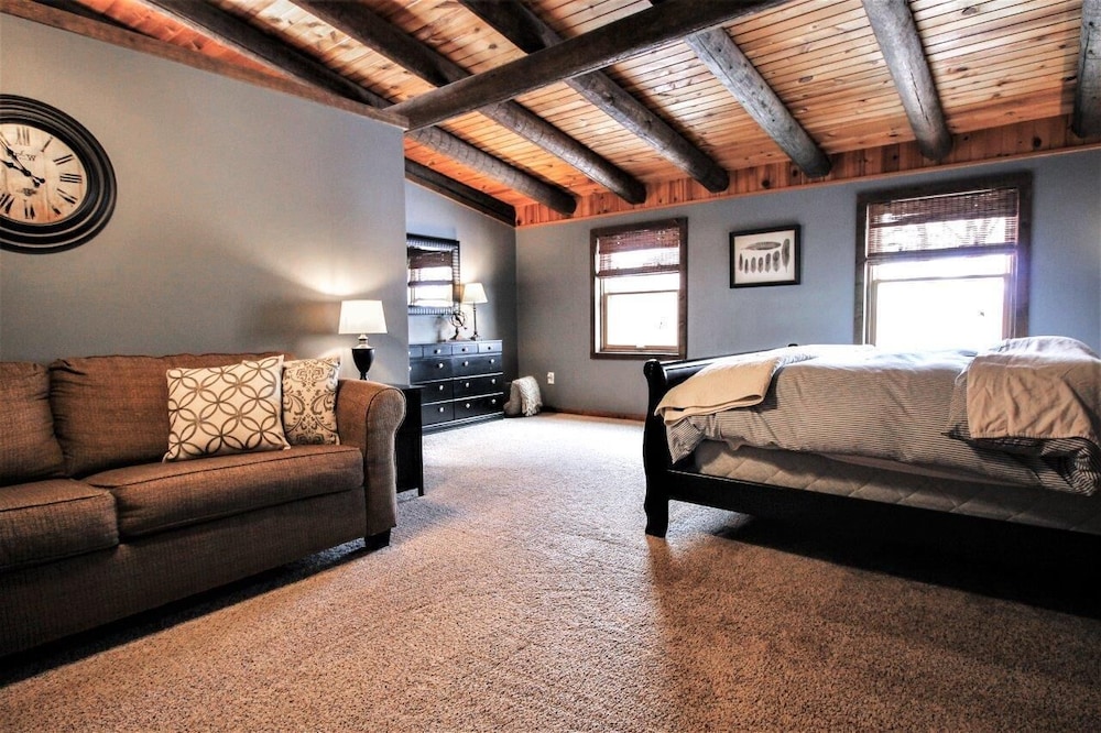 Cozy Log Cabin On Secluded Acreage Located Outside Of Fort Atkinson