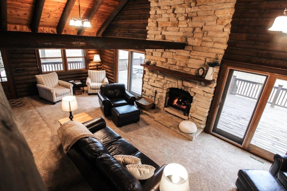 Cozy Log Cabin On Secluded Acreage Located Outside Of Fort Atkinson
